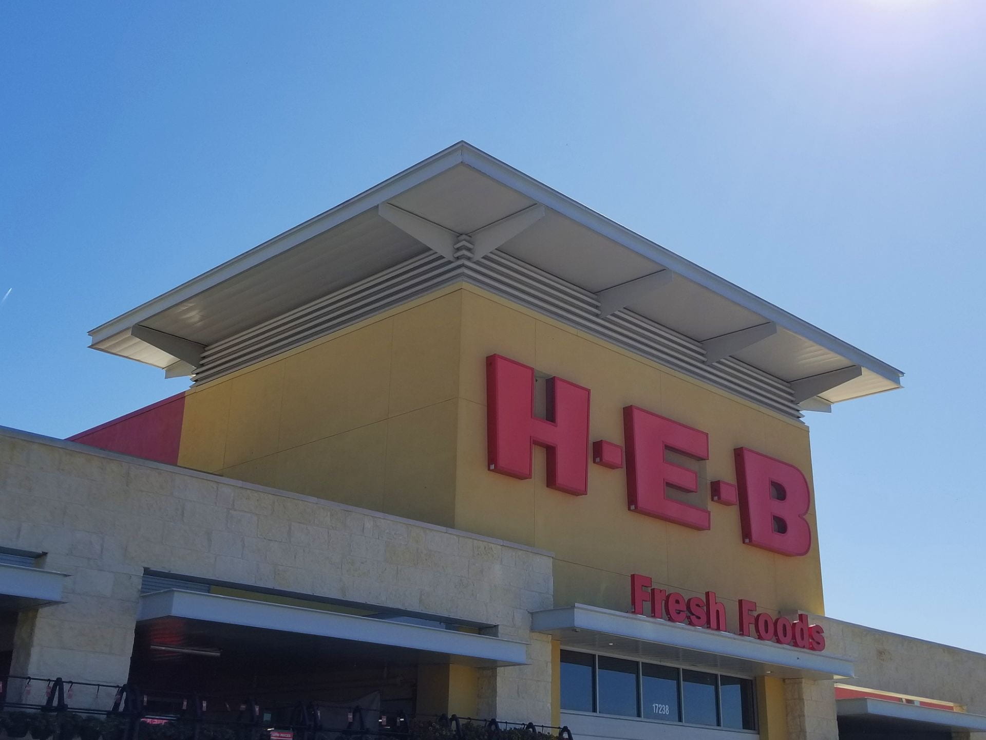 Front entrance of H-E-B