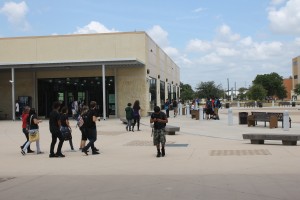 Students gather in the courtyard during the shorter lunch periods. Photo by Leslie Santana.